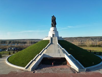 Осквернившие монумент Масалова в Кемерове школьницы искупили свою вину