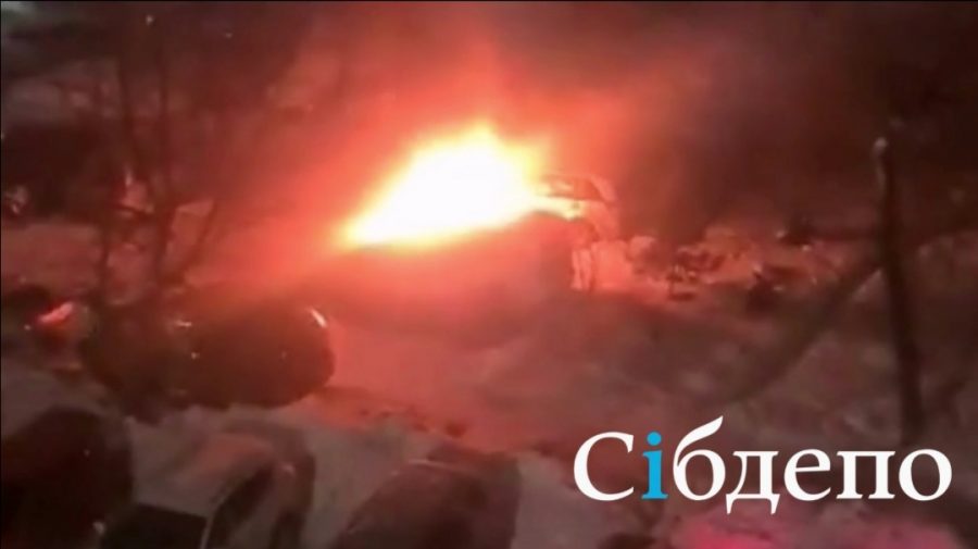 Было два щелчка: в Новокузнецке полностью сгорел Land Cruiser