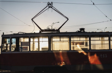 Трамвай разорвал машину: в центре Кемерова произошла авария