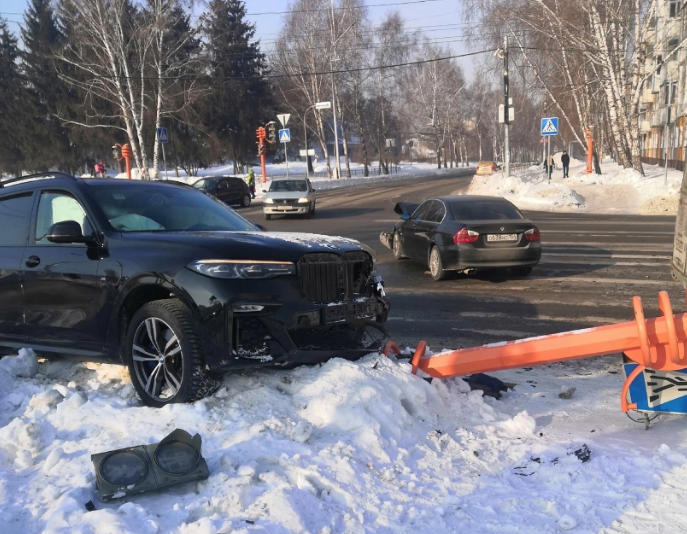 Во время жесткой аварии в Кемерове машина снесла светофор