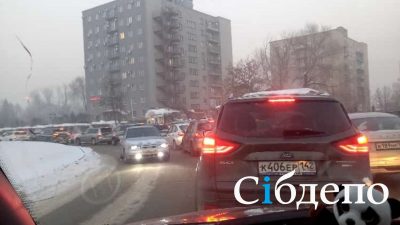 В ГИБДД Кемерова объяснили утреннюю пробку на дороге