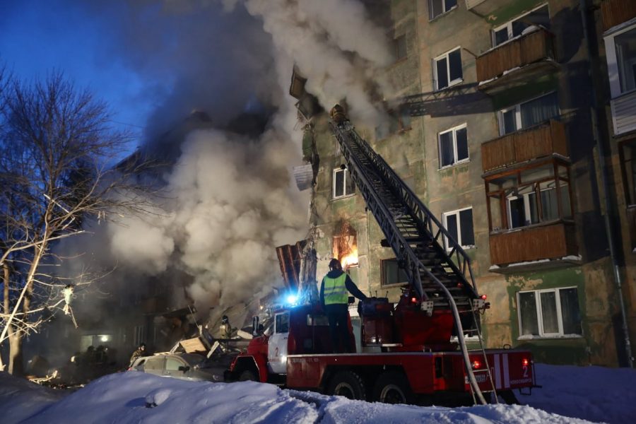 В Новосибирске взорвался газовый баллон и рухнул подъезд: есть погибший и пострадавшие