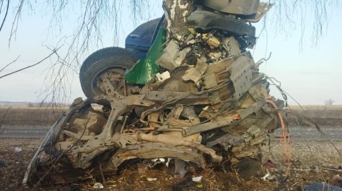 Жуткие кадры: в Кузбассе Lexus столкнулся с грузовиком, погибли двое