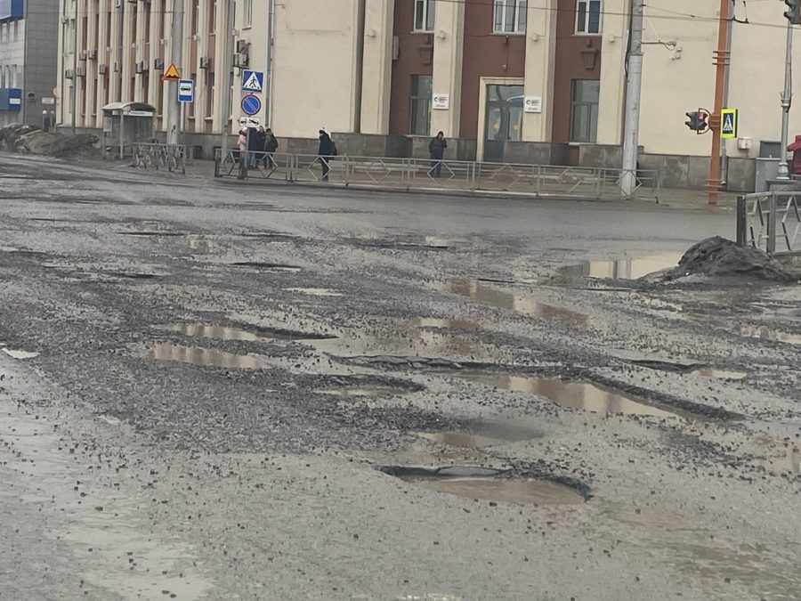 “Асфальт растаял”: огромные ямы на дорогах в центре Кемерова даже не шокировали горожан