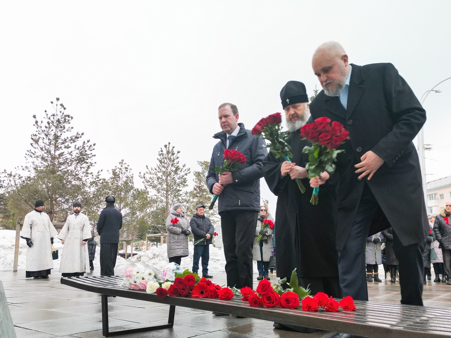 Сергей Цивилев почтил память погибших в ТЦ «Зимняя вишня»