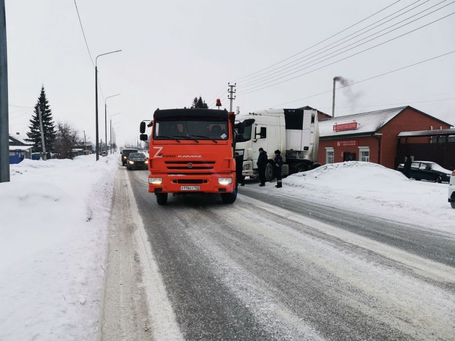 Экипаж ГИБДД вызволил из снежного плена белорусского дальнобойщика в Кузбассе