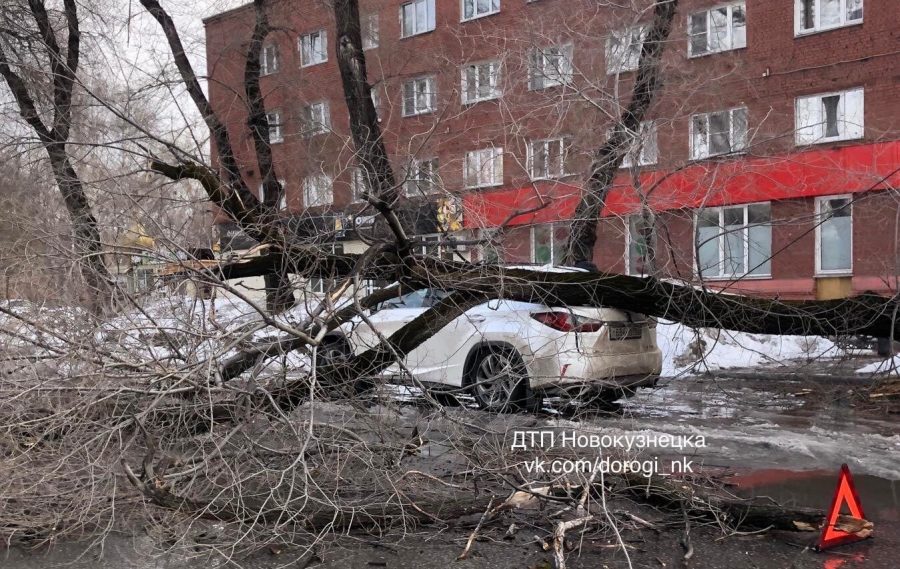 Раскуроченные дома, разбитые машины: разъярённая стихия крушит города Кузбасса