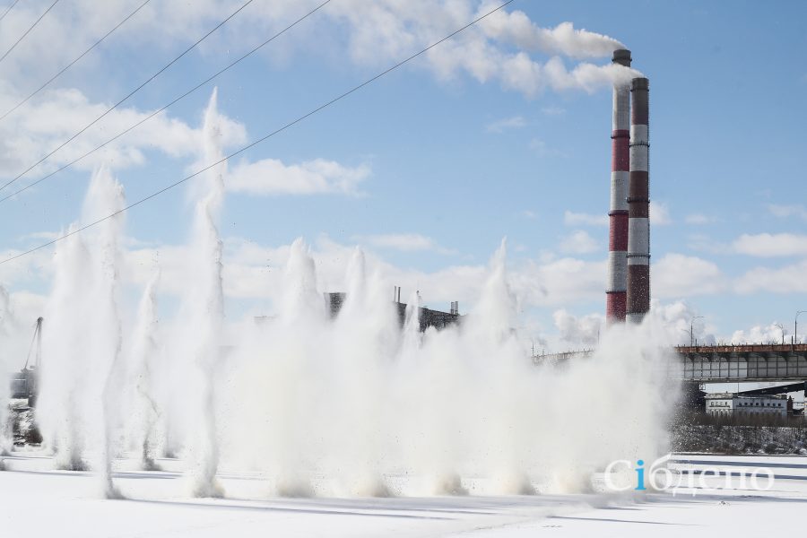 Фото и видео: как взрывали лёд на Томи в Кемерове