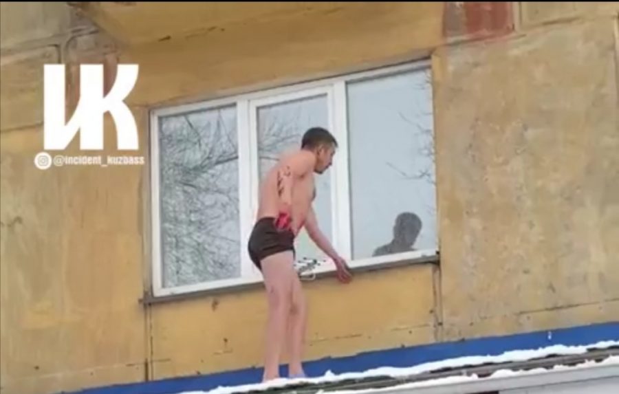 Голый мужчина ходил по окнам и проверял стеклопакеты в Новокузнецке