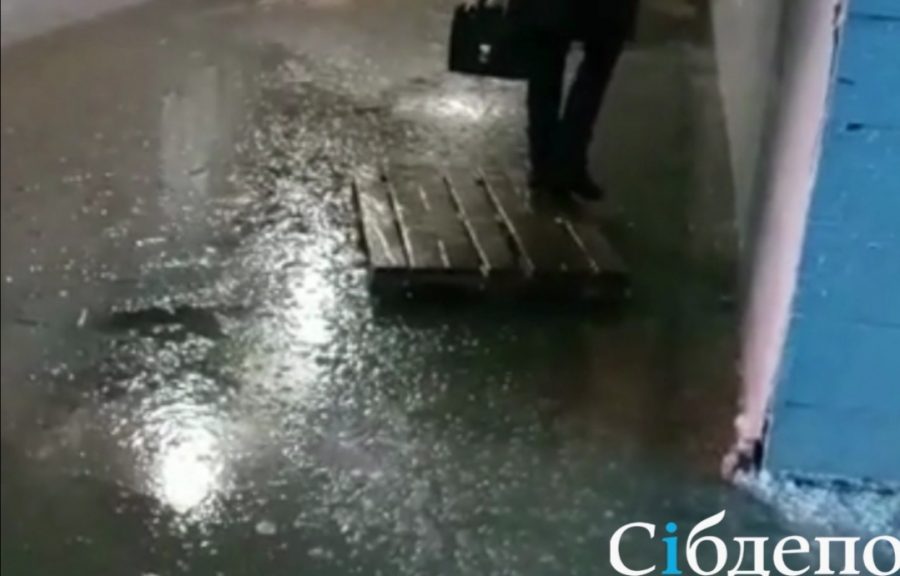 В Новокузнецке мощно затопило подземный переход