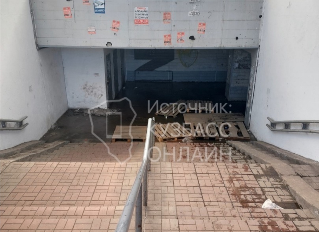 В Новокузнецке подземный переход превратился в ледовое озеро