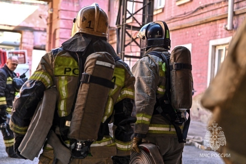 Почти полсотни человек оказались в горящем здании в Кузбассе