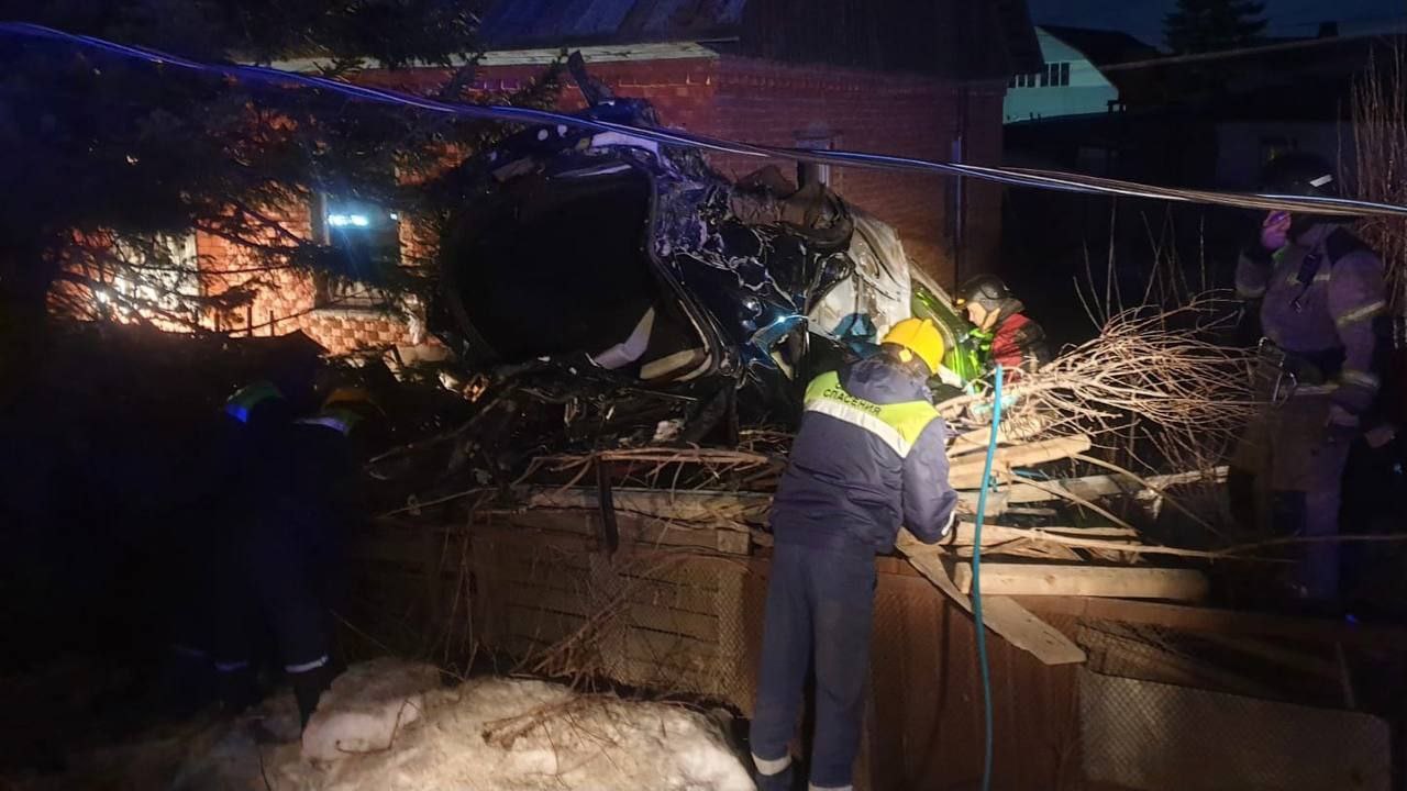 В Кемерове Mazda CX-5 влетела во двор частного дома, есть погибший