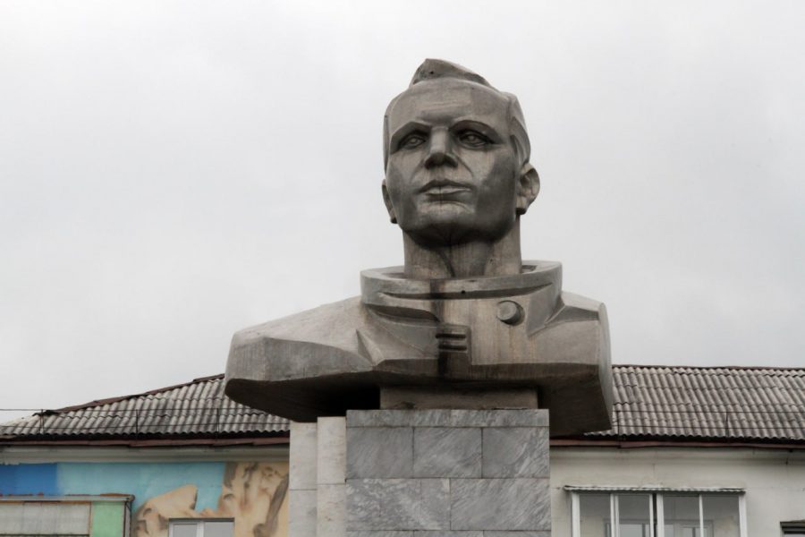 «Юра, мы всё…»: в Кемерове демонтируют разрушающийся памятник Гагарину