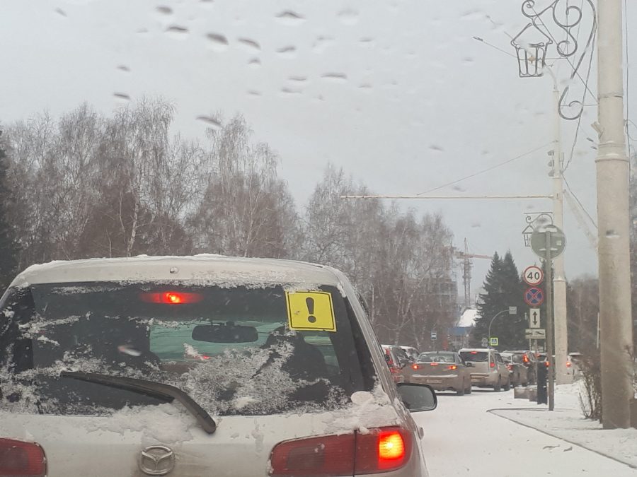 Из-за снегопада Кемерово встал в пробках в час пик