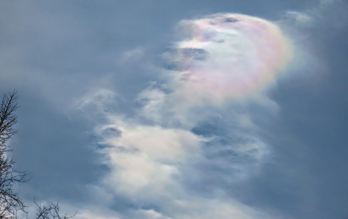 Невероятно красивое и редкое природное явление запечатлели в небе над Кемеровом