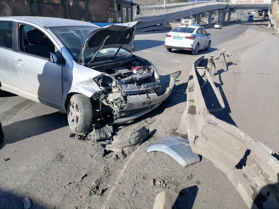 В Кемерове водитель протаранил Кузнецкий мост, есть пострадавшие