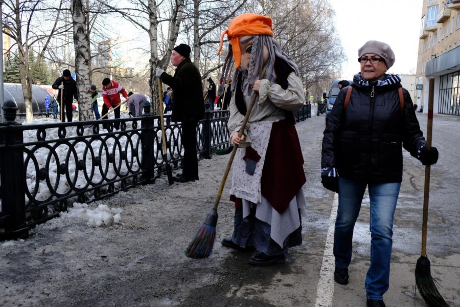 Баба Яга расчистила своей метлой улицы Новокузнецка