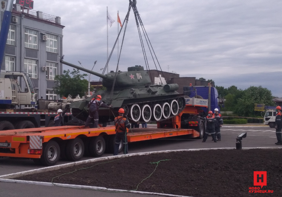Танк Т-34 в Новокузнецке сняли с постамента на площади Побед