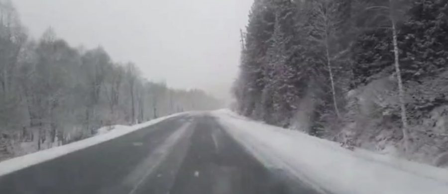 Ездить стало опасно: дорогу в Кузбассе замело снегом