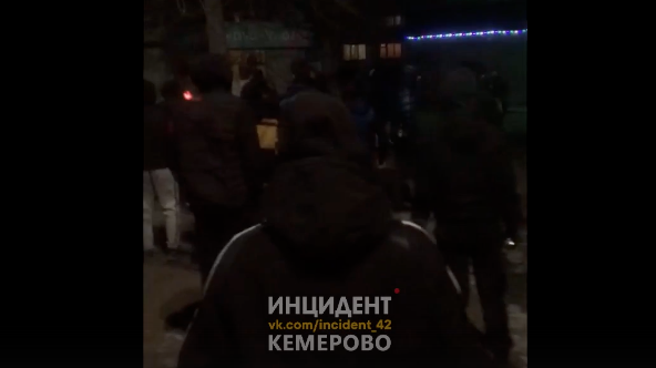 В Кемерове устроили эпичную многолюдную драку на улице