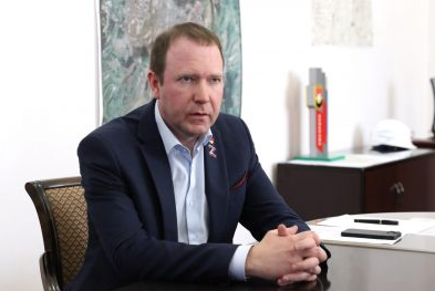 Мэр и дети с особенностью уделили внимание почетному жителю Кемерова