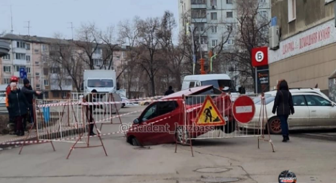 В центре Кемерова автомобиль провалился в яму