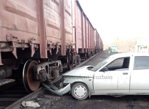 В Кузбассе водитель «врезался» в грузовой вагон поезда