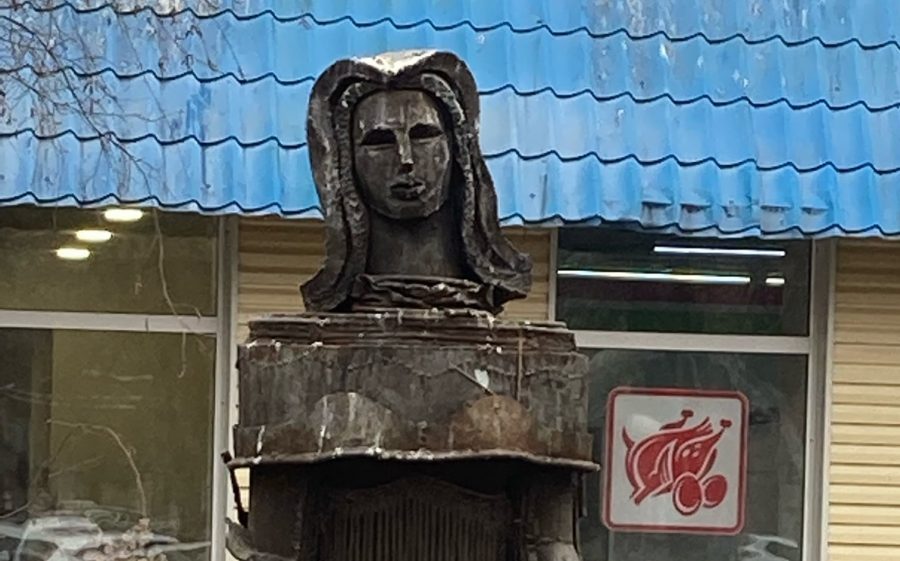Мэрия Кемерова прокомментировала недовольства жуткой скульптурой в центре