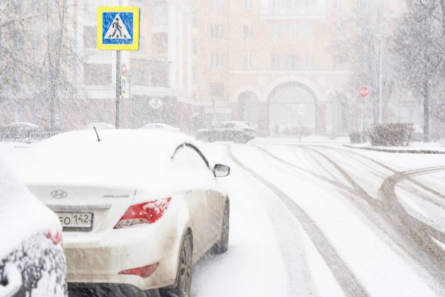Замело: сильный снегопад в Кемерово добавил работы ГИБДД и дорожным службам