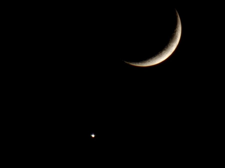 Самая красивая ночь: жители Кузбасса сфотографировали «поцелуй» Луны и Венеры