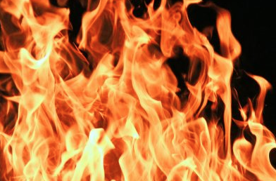 В Новокузнецке жители эвакуировались из горящего дома
