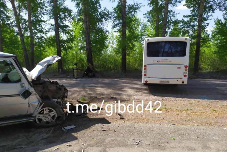 В Кузбассе автобус с рабочими протаранил Mercedes, есть пострадавший