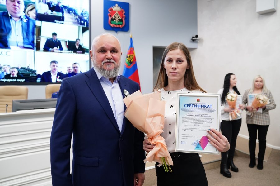 По поручению Сергея Цивилева 300 жилищных сертификатов выдали в Кузбассе детям-сиротам
