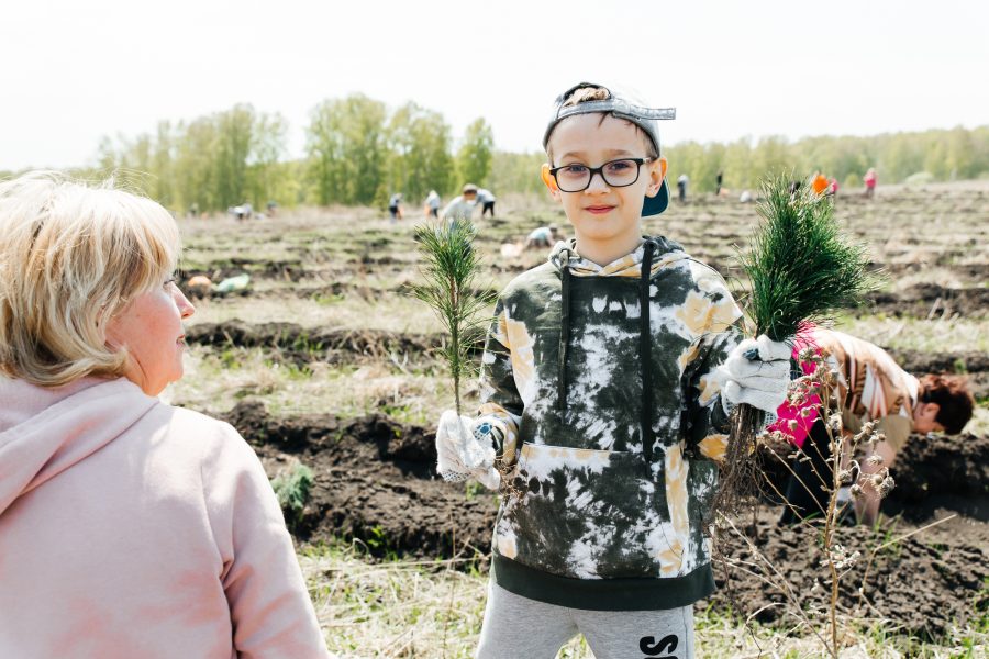 Более 1000 жителей Новокузнецка приняли участие в акции «Дари добро: посади дерево». Рассказываем и показываем, как это было