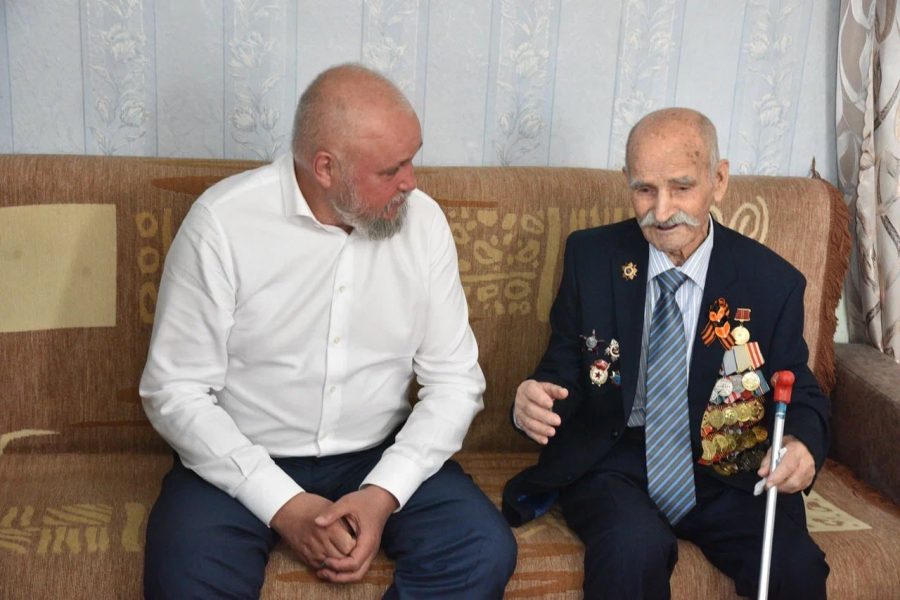 Сергей Цивилев приехал в гости поздравить 100-летнего ветерана из Белова