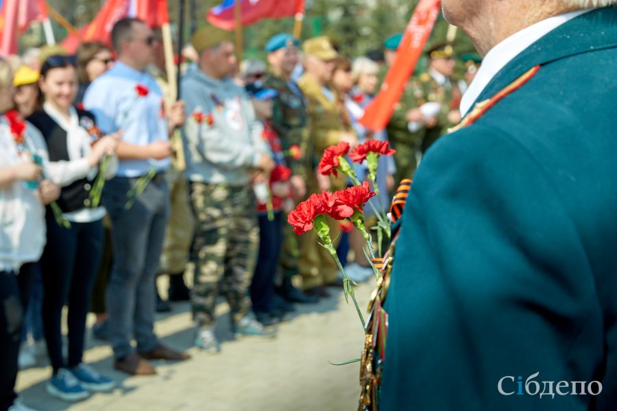 Красные гвоздики, байкеры и детские улыбки: в Кемерове перед Днём Победы вспоминают подвиги героев
