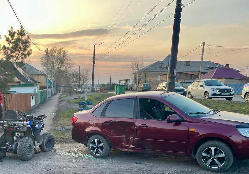 В Кузбассе подросток на квадроцикле влетел в автомобиль