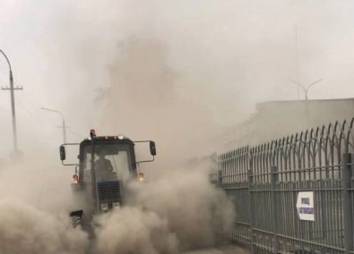 Работы будут идти и дальше: густая пыль около общественного места возмутила кемеровчан