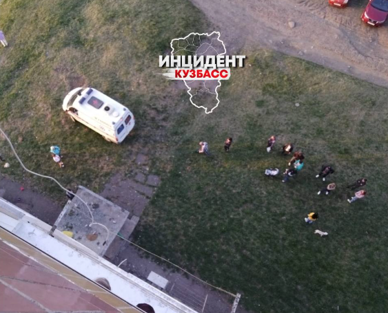 Двухлетняя девочка выпала из окна и разбилась насмерть: прокуратура Кузбасса начала проверку
