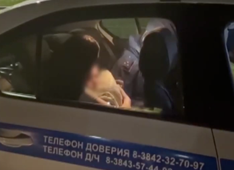 Мать из Кузбасса пошла в ночной клуб, оставив малыша одного в машине
