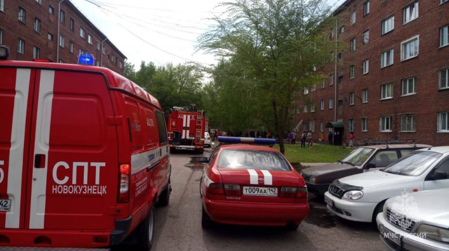 Один погиб, двоим нужна помощь медиков: в Кузбассе воспламенился жилой дом