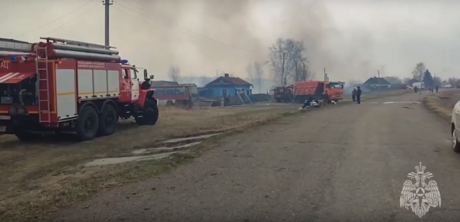 Масштабный пожар произошёл в деревне в Кузбассе