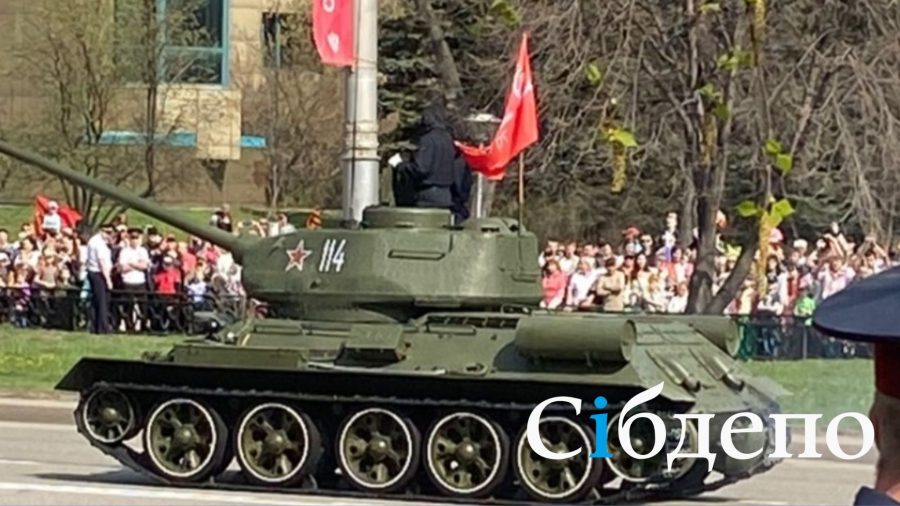 В Новокузнецке по центральной улице проехался танк