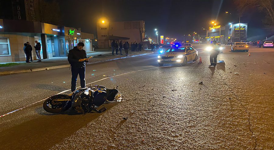 Погиб мотоциклист: в Кузбассе машина ДПС попала в смертельную аварию