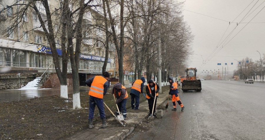 Мощная техника и более 200 людей вышли на уборку Кемерова