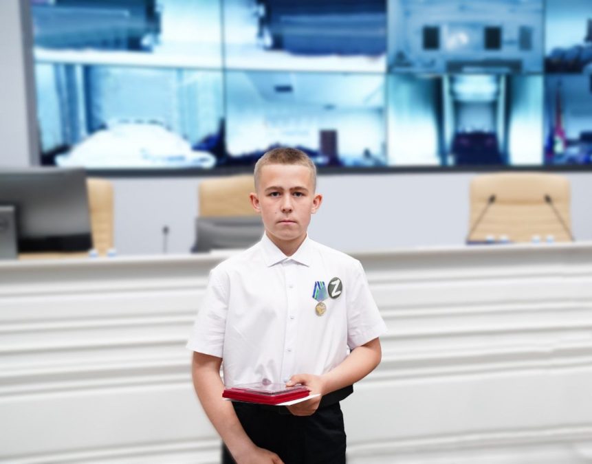 Губернатор Кузбасса наградил семиклассника, который спас детей при пожаре