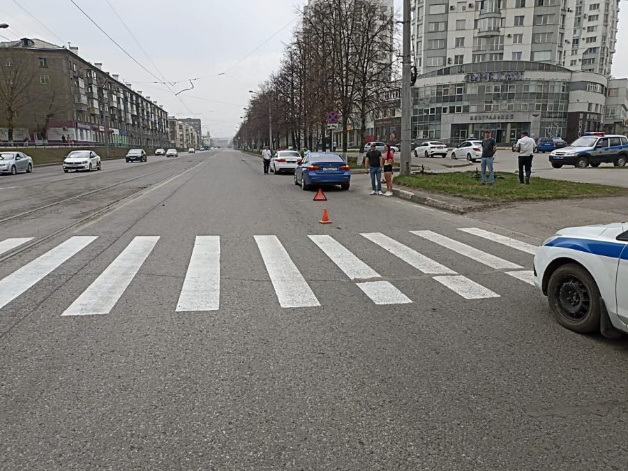 В Новокузнецке водитель «BMW» сбил подростка на электросамокате