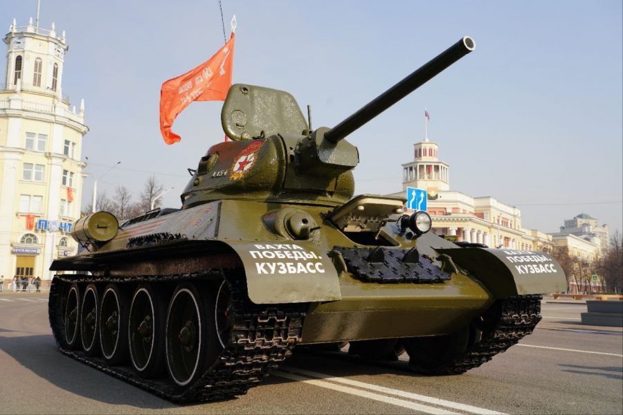 Танк выведен на улицу: кемеровчане могут вживую полюбоваться настоящей военной техникой