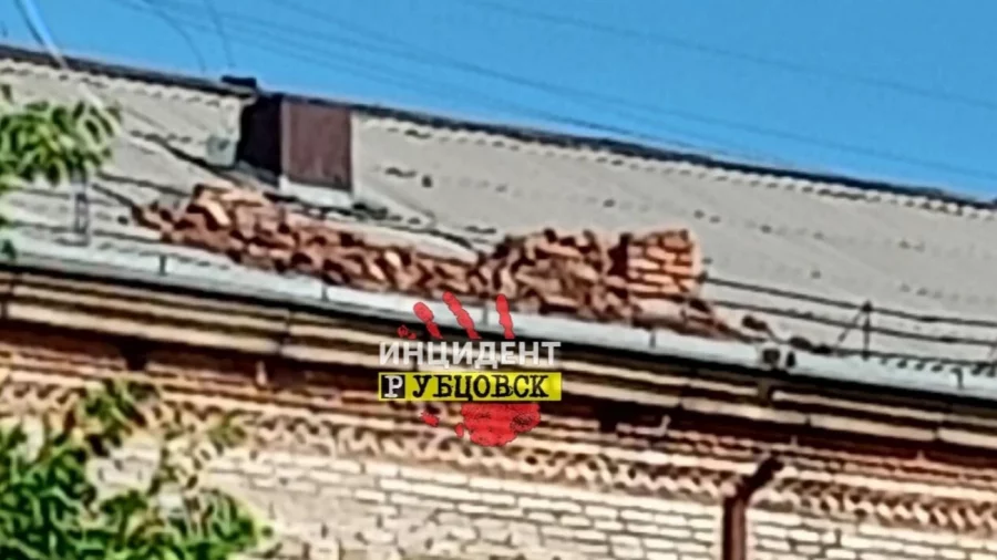 В Сибири рабочие устроили опасную ловушку на крыше дома